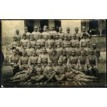 Magyar katonák egyenruhában, söröskorsóval, nemzeti színű szalag a sapkákon, kokárda, 1. világháború, 1910-es évek, monarchia, Eredeti fotó, papírkép.  