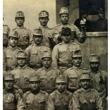 Magyar katonák egyenruhában, söröskorsóval, nemzeti színű szalag a sapkákon, kokárda, 1. világháború, 1910-es évek, monarchia, Eredeti fotó, papírkép.  