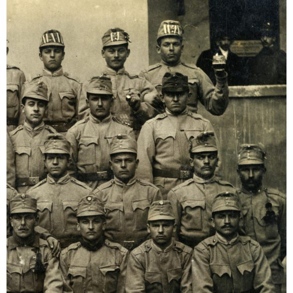 Magyar katonák egyenruhában, söröskorsóval, nemzeti színű szalag a sapkákon, kokárda, 1. világháború, 1910-es évek, monarchia, Eredeti fotó, papírkép.  