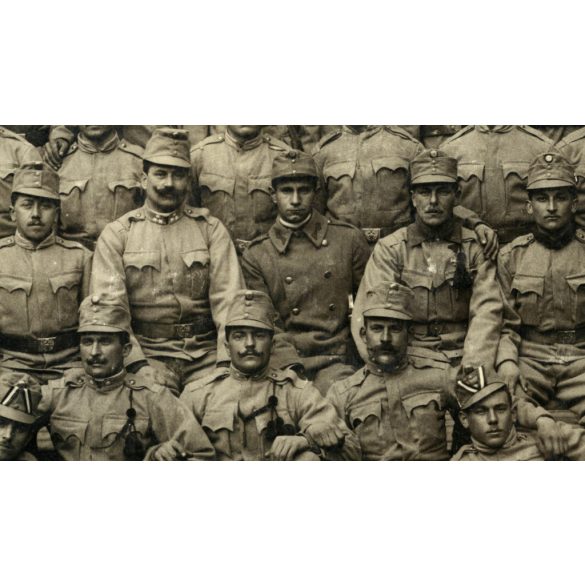 Magyar katonák egyenruhában, söröskorsóval, nemzeti színű szalag a sapkákon, kokárda, 1. világháború, 1910-es évek, monarchia, Eredeti fotó, papírkép.  