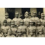Magyar katonák egyenruhában, söröskorsóval, nemzeti színű szalag a sapkákon, kokárda, 1. világháború, 1910-es évek, monarchia, Eredeti fotó, papírkép.  