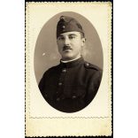 Magyar katona portréja, Békéscsaba, egyenruha, honvéd, helytörténet, 1934., 1930-as évek, Horthy-korszak, Eredeti kartonra ragasztott fotó, hátulján feliratozott papírkép.  