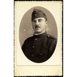   Magyar katona portréja, Békéscsaba, egyenruha, honvéd, helytörténet, 1934., 1930-as évek, Horthy-korszak, Eredeti kartonra ragasztott fotó, hátulján feliratozott papírkép.  