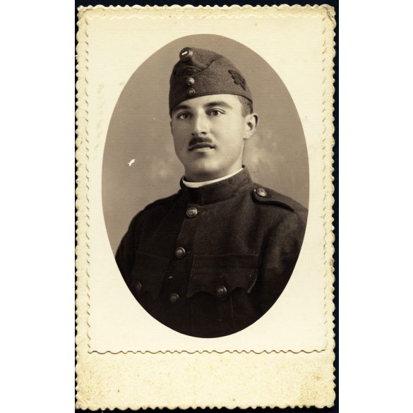 Magyar katona portréja, Békéscsaba, egyenruha, honvéd, helytörténet, 1934., 1930-as évek, Horthy-korszak, Eredeti kartonra ragasztott fotó, hátulján feliratozott papírkép.  