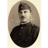 Magyar katona portréja, Békéscsaba, egyenruha, honvéd, helytörténet, 1934., 1930-as évek, Horthy-korszak, Eredeti kartonra ragasztott fotó, hátulján feliratozott papírkép.  
