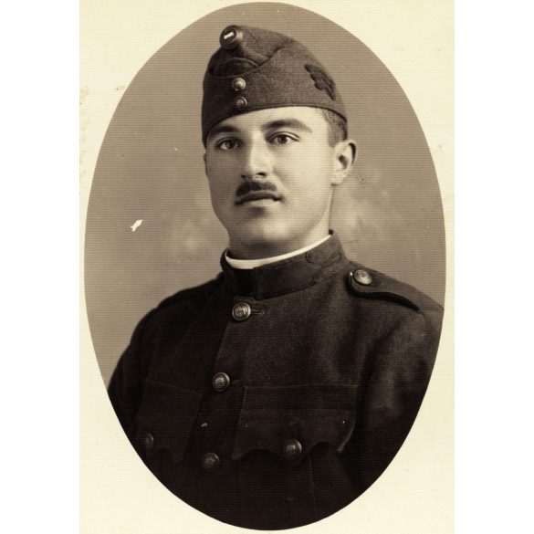 Magyar katona portréja, Békéscsaba, egyenruha, honvéd, helytörténet, 1934., 1930-as évek, Horthy-korszak, Eredeti kartonra ragasztott fotó, hátulján feliratozott papírkép.  