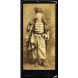 Nagyobb méret, Szeredniczky Nándor műterme, Budapest, magyarországi nemes férfi díszruhában, díszmagyar (?), kard, bajusz, monarchia, 1880-as évek, Eredeti kabinetfotó, sarkai sérültek. 
