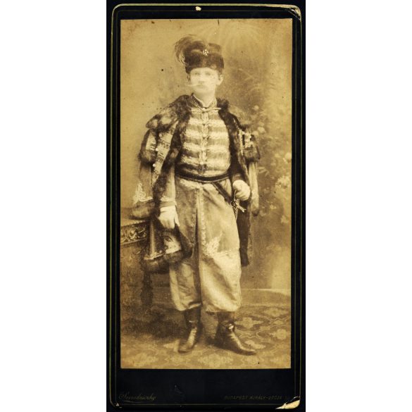 Nagyobb méret, Szeredniczky Nándor műterme, Budapest, magyarországi nemes férfi díszruhában, díszmagyar (?), kard, bajusz, monarchia, 1880-as évek, Eredeti kabinetfotó, sarkai sérültek. 