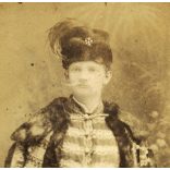 Nagyobb méret, Szeredniczky Nándor műterme, Budapest, magyarországi nemes férfi díszruhában, díszmagyar (?), kard, bajusz, monarchia, 1880-as évek, Eredeti kabinetfotó, sarkai sérültek. 