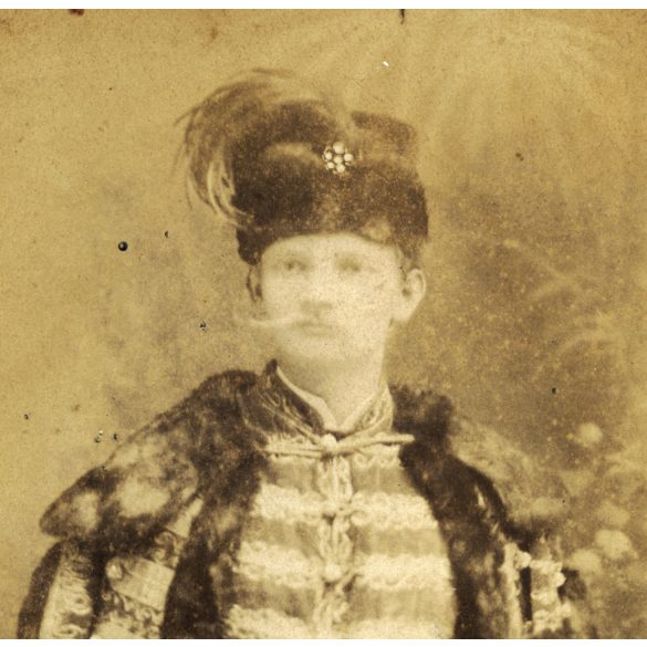 Nagyobb méret, Szeredniczky Nándor műterme, Budapest, magyarországi nemes férfi díszruhában, díszmagyar (?), kard, bajusz, monarchia, 1880-as évek, Eredeti kabinetfotó, sarkai sérültek. 