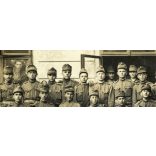 Magyar katonák csoportképe, megható szép sorok a hátulján, egyenruha,  1. világháború,kard, 1910-es évek, monarchia, „Kedves kis Jankiczám. Itt küldöm apukád fényképét, őrizd meg kis gyerekem, és imádkozzál még többet a jó Istenkéhez, mert elment mes