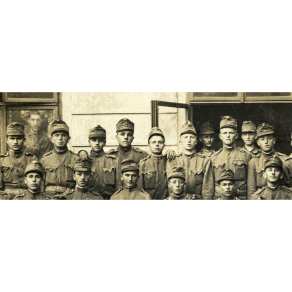 Magyar katonák csoportképe, megható szép sorok a hátulján, egyenruha,  1. világháború,kard, 1910-es évek, monarchia, „Kedves kis Jankiczám. Itt küldöm apukád fényképét, őrizd meg kis gyerekem, és imádkozzál még többet a jó Istenkéhez, mert elment mes