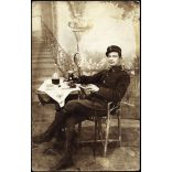 Magyar katona egyenruhában, bor, cigaretta, kard, valószínűleg Kovács Sándor, a későbbi  Agrár Commertia vezérigazgatója, 1. világháború, 1910-es évek, monarchia, Eredeti fotó, hátulján feliratozott papírkép.  