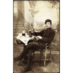   Magyar katona egyenruhában, bor, cigaretta, kard, valószínűleg Kovács Sándor, a későbbi  Agrár Commertia vezérigazgatója, 1. világháború, 1910-es évek, monarchia, Eredeti fotó, hátulján feliratozott papírkép.  