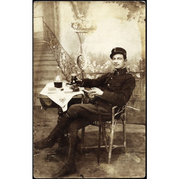Magyar katona egyenruhában, bor, cigaretta, kard, valószínűleg Kovács Sándor, a későbbi  Agrár Commertia vezérigazgatója, 1. világháború, 1910-es évek, monarchia, Eredeti fotó, hátulján feliratozott papírkép.  