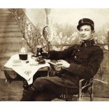 Magyar katona egyenruhában, bor, cigaretta, kard, valószínűleg Kovács Sándor, a későbbi  Agrár Commertia vezérigazgatója, 1. világháború, 1910-es évek, monarchia, Eredeti fotó, hátulján feliratozott papírkép.  
