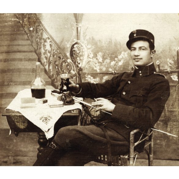 Magyar katona egyenruhában, bor, cigaretta, kard, valószínűleg Kovács Sándor, a későbbi  Agrár Commertia vezérigazgatója, 1. világháború, 1910-es évek, monarchia, Eredeti fotó, hátulján feliratozott papírkép.  