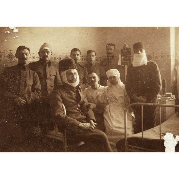Sebesült katonák egy katonakórházban, ápolónő, orvos, egyenruha, különös arcok, katona, 1. világháború, 1910-es évek, monarchia, Eredeti fotó, papírkép.   