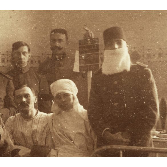 Sebesült katonák egy katonakórházban, ápolónő, orvos, egyenruha, különös arcok, katona, 1. világháború, 1910-es évek, monarchia, Eredeti fotó, papírkép.   