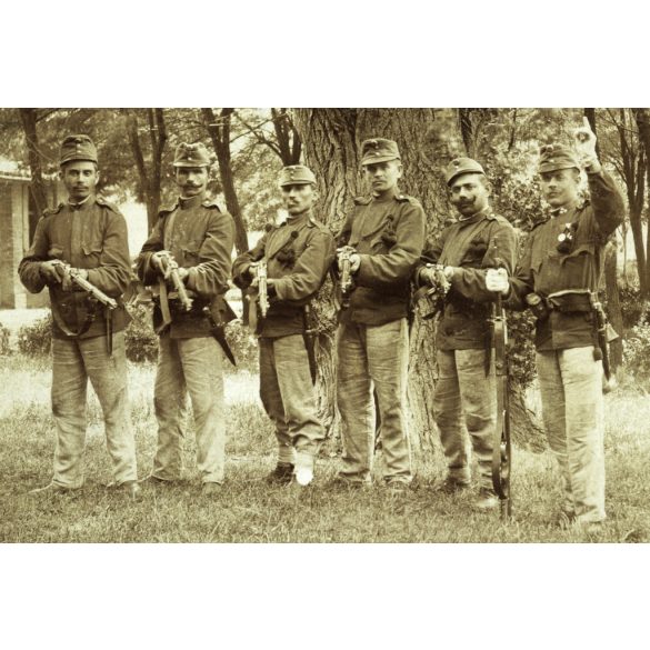Magyar katonák tüzérek puskákkal, egyenruha, fegyver, bajusz, 1. világháború előtti korszak,  1903., 1910-es évek, monarchia. Eredeti fotó, hátulján feliratozott papírkép.   