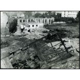 Nagyobb méret, Szendrő István fotóművészeti alkotása, romos Budapest, Déli pályaudvar, szétlőtt épületek, vasúti kocsik, gőzmozdony, jármű, közlekedés,, 12. kerület,  2. világháború, , 1945., 1940-es évek, Horthy-korszak, Eredeti, pecséttel jelzett f