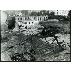   Nagyobb méret, Szendrő István fotóművészeti alkotása, romos Budapest, Déli pályaudvar, szétlőtt épületek, vasúti kocsik, gőzmozdony, jármű, közlekedés,, 12. kerület,  2. világháború, , 1945., 1940-es évek, Horthy-korszak, Eredeti, pecséttel jelzett f