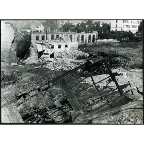 Nagyobb méret, Szendrő István fotóművészeti alkotása, romos Budapest, Déli pályaudvar, szétlőtt épületek, vasúti kocsik, gőzmozdony, jármű, közlekedés,, 12. kerület,  2. világháború, , 1945., 1940-es évek, Horthy-korszak, Eredeti, pecséttel jelzett f