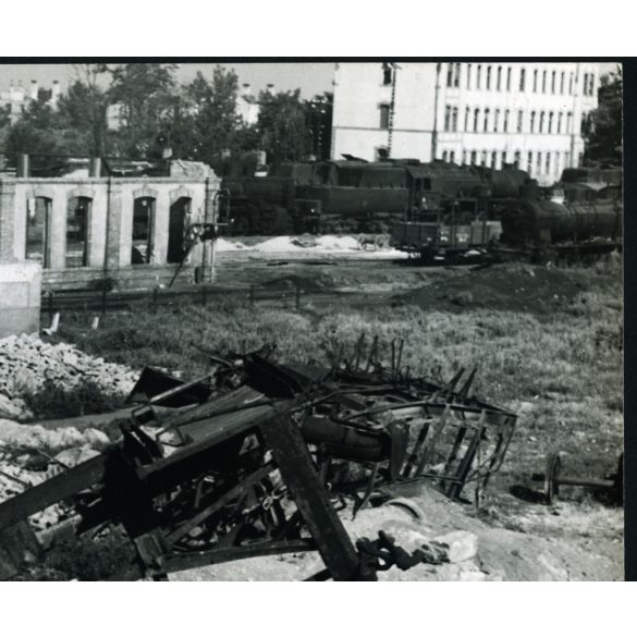 Nagyobb méret, Szendrő István fotóművészeti alkotása, romos Budapest, Déli pályaudvar, szétlőtt épületek, vasúti kocsik, gőzmozdony, jármű, közlekedés,, 12. kerület,  2. világháború, , 1945., 1940-es évek, Horthy-korszak, Eredeti, pecséttel jelzett f