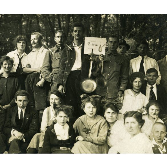 „Újpesti természetbarátok Photo osztálya” erdei kirándulás, vicces, turista, turizmus, 1930-as évek, Horthy-korszak. Eredeti fotó, pecséttel jelzett papírkép.