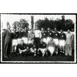 MAORT (Magyar–Amerikai Olajipari Rt.) bajnokságot nyert focicsapata, NYLASZ (Nyugat-magyarországi Labdarúgó Alszövetség) sport, labdarúgás, Csapkay Károly edző, Majerszky Béla bényamérnök, 1940-es évek, átmeneti korszak. Eredeti fotó, hátulján felira