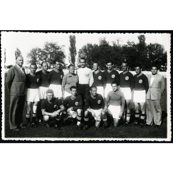 MAORT (Magyar–Amerikai Olajipari Rt.) bajnokságot nyert focicsapata, NYLASZ (Nyugat-magyarországi Labdarúgó Alszövetség) sport, labdarúgás, Csapkay Károly edző, Majerszky Béla bényamérnök, 1940-es évek, átmeneti korszak. Eredeti fotó, hátulján felira