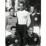 MAORT (Magyar–Amerikai Olajipari Rt.) bajnokságot nyert focicsapata, NYLASZ (Nyugat-magyarországi Labdarúgó Alszövetség) sport, labdarúgás, Csapkay Károly edző, Majerszky Béla bényamérnök, 1940-es évek, átmeneti korszak. Eredeti fotó, hátulján felira