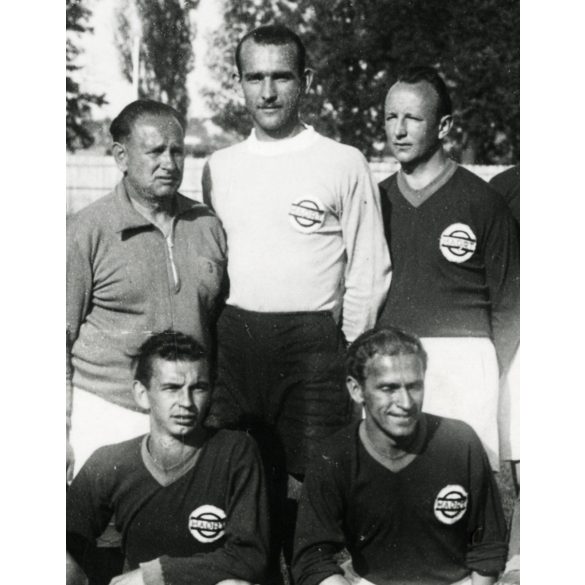MAORT (Magyar–Amerikai Olajipari Rt.) bajnokságot nyert focicsapata, NYLASZ (Nyugat-magyarországi Labdarúgó Alszövetség) sport, labdarúgás, Csapkay Károly edző, Majerszky Béla bényamérnök, 1940-es évek, átmeneti korszak. Eredeti fotó, hátulján felira