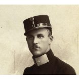 Magyar katonatiszt egyenruhában, Székesfehérvár, 1. világháború, kard, 1918 szeptember 26., 1910-es évek, monarchia,. Eredeti fotó, hátulján feliratozott papírkép.  