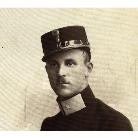 Magyar katonatiszt egyenruhában, Székesfehérvár, 1. világháború, kard, 1918 szeptember 26., 1910-es évek, monarchia,. Eredeti fotó, hátulján feliratozott papírkép.  