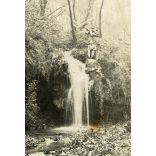Kirándulók a solymári vízesésnél, Solymár, turizmus, Pilis, Jegenye-völgy,   helytörténet, 1910-es évek, monarchia,. Eredeti fotó, feliratozott papírkép.  