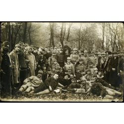   Magyar katonák vegyes öltözetben Az Est napilappal, tengerész, huszár, bosnyák katona, egyenruha, kard, érdemrend, valószínűleg a háború végén, 1. világháború, 1910-es évek, monarchia,. Eredeti fotó, papírkép, oldalán, sarkán törésnyom.