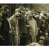 Magyar katonák vegyes öltözetben Az Est napilappal, tengerész, huszár, bosnyák katona, egyenruha, kard, érdemrend, valószínűleg a háború végén, 1. világháború, 1910-es évek, monarchia,. Eredeti fotó, papírkép, oldalán, sarkán törésnyom.