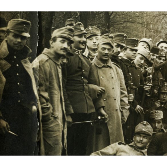 Magyar katonák vegyes öltözetben Az Est napilappal, tengerész, huszár, bosnyák katona, egyenruha, kard, érdemrend, valószínűleg a háború végén, 1. világháború, 1910-es évek, monarchia,. Eredeti fotó, papírkép, oldalán, sarkán törésnyom.