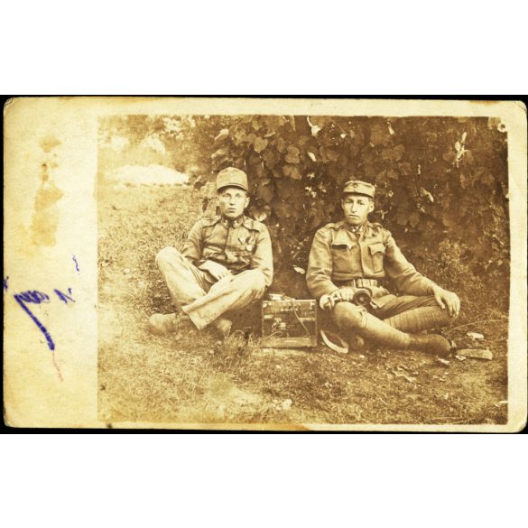 Magyar távírászok egyenruhában, érdemrendekkel, 1. világháború, rádiókészülék (?), katona,  1910-es évek, monarchia,. Eredeti fotó, papírkép.  