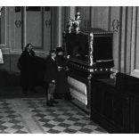Dulovits Jenő fotóművész, magyar katona Serédi Zsófia mauzóleumánál, Krasznahorka, Felvidék, várkápolna, egyenruha,, 2. világháború, katona,  1940-es évek, Horthy-korszak,. Eredeti fotó, hátulján feliratozott, pecséttel jelzett papírkép. 