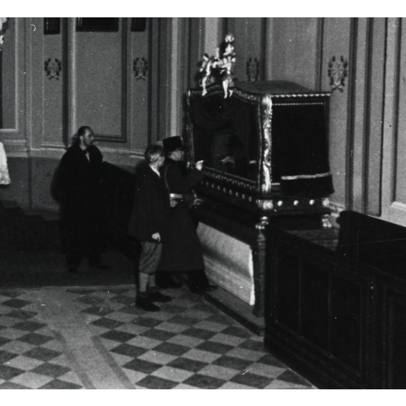Dulovits Jenő fotóművész, magyar katona Serédi Zsófia mauzóleumánál, Krasznahorka, Felvidék, várkápolna, egyenruha,, 2. világháború, katona,  1940-es évek, Horthy-korszak,. Eredeti fotó, hátulján feliratozott, pecséttel jelzett papírkép. 