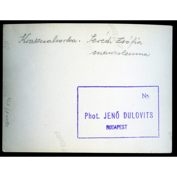 Dulovits Jenő fotóművész, magyar katona Serédi Zsófia mauzóleumánál, Krasznahorka, Felvidék, várkápolna, egyenruha,, 2. világháború, katona,  1940-es évek, Horthy-korszak,. Eredeti fotó, hátulján feliratozott, pecséttel jelzett papírkép. 