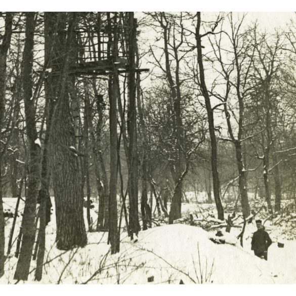 Magyar katonák egy figyelőállásban, Volhynia (Volhinia), Lengyelország, Ukrajna, egyenruha, 1. világháború, katona,  1910-es évek, monarchia,. Eredeti fotó, hátulján feliratozott, papírkép.  
