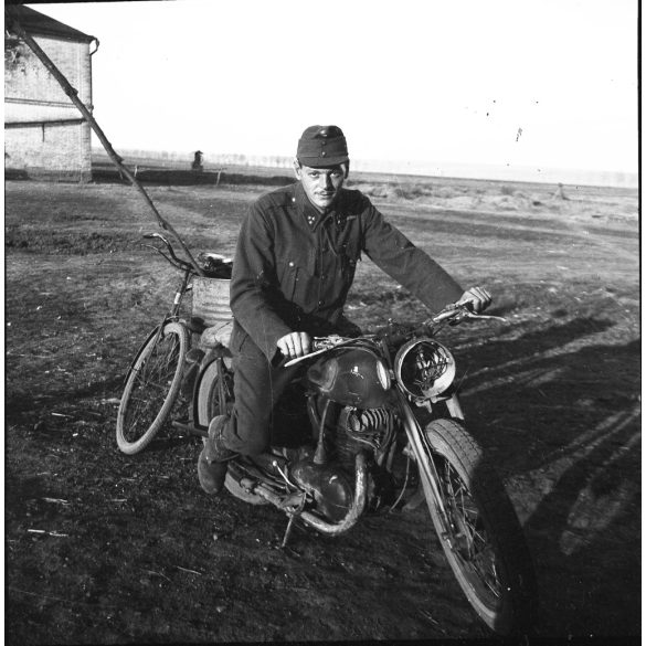 Fotó negatív!  Magyar katona TWN Triumph BD250 motorkerékpáron, jármű, közlekedés, 2. világháború, egyenruha, Horthy-korszak, 1940-es évek,  Eredeti nagyobb méretű fotó negatív! 