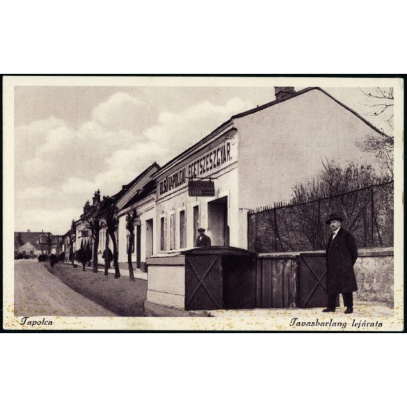 Tavasbarlang  lejárata, Tapolca, Kisfaludy utca, szeszgyár, reklám, felirat, kirakat, helytörténet, Monostory György kiadása, 1930-as évek, Horthy-korszak, Eredeti képeslap fotó, papírkép.  