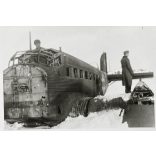 2 darab fotó, Junkers Ju-52 3M  sérült, lelőtt katonai repülőgép német náci jelzéssel, katonai teherautók, Szovjetunió, 2. világháború, német katona egyenruhában, aviatika, 1940-es évek, Horthy-korszak, Eredeti fotó, papírkép.  
