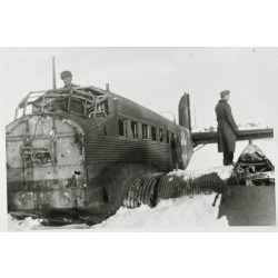   2 darab fotó, Junkers Ju-52 3M  sérült, lelőtt katonai repülőgép német náci jelzéssel, katonai teherautók, Szovjetunió, 2. világháború, német katona egyenruhában, aviatika, 1940-es évek, Horthy-korszak, Eredeti fotó, papírkép.  