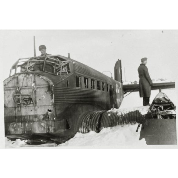 2 darab fotó, Junkers Ju-52 3M  sérült, lelőtt katonai repülőgép német náci jelzéssel, katonai teherautók, Szovjetunió, 2. világháború, német katona egyenruhában, aviatika, 1940-es évek, Horthy-korszak, Eredeti fotó, papírkép.  
