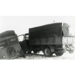 2 darab fotó, Junkers Ju-52 3M  sérült, lelőtt katonai repülőgép német náci jelzéssel, katonai teherautók, Szovjetunió, 2. világháború, német katona egyenruhában, aviatika, 1940-es évek, Horthy-korszak, Eredeti fotó, papírkép.  